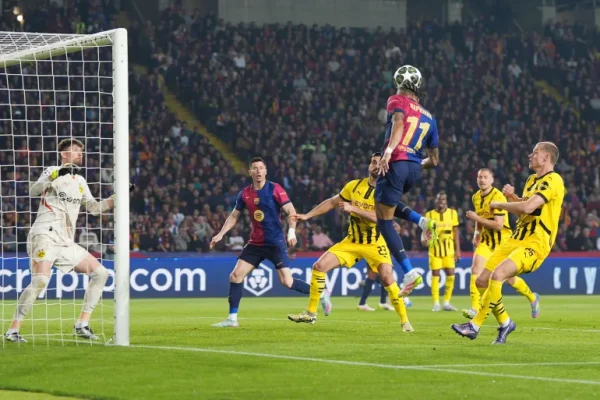 Barcelona Rafinha đánh đầu kiến ​​tạo cho Lewandowski ghi bàn